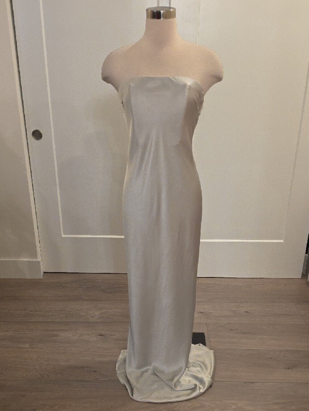 Auteur Solene Strapless Satin column Gown in Silver size M new with tags - Picture 3 of 13